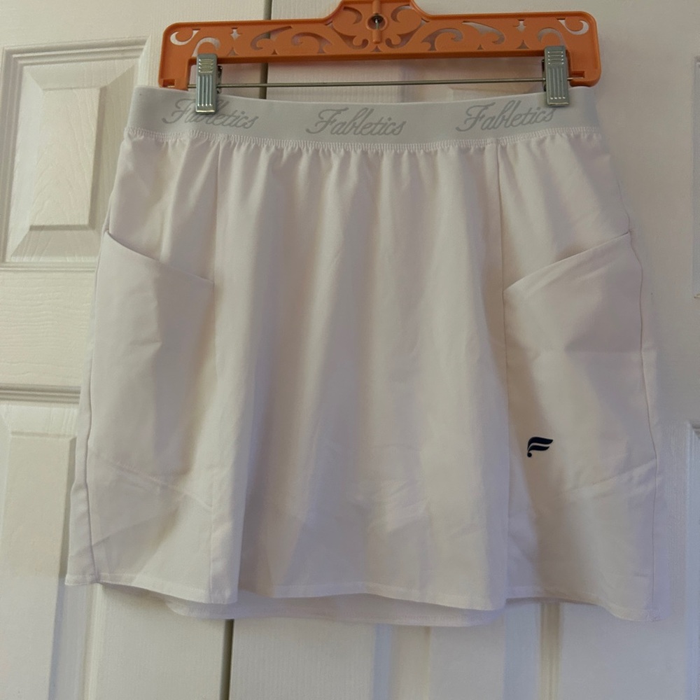 Fabletics White Athletic Skort Size L Pocket Tennis Golf Skirt BuiltIn Short